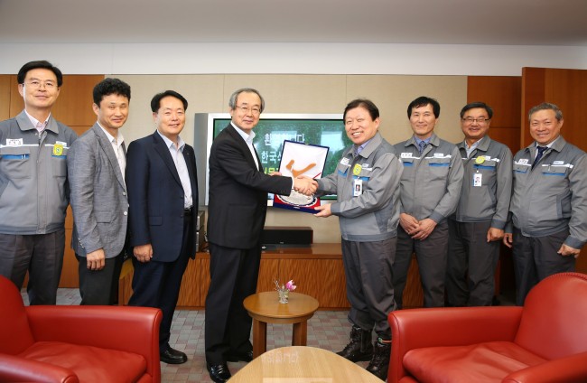 3단 컬러
Ko Jae-ho (fourth from right), chief executive of Daewoo Shipbuilding & Marine Engineering, receives an appreciation plaque from Suh Moon-Kyu (fourth from left), president and CEO of Korea National Oil Corp., at DSME’s Okpo Shipyard on Geojedo Island, South Gyeongsang Province, Aug. 21.   Daewoo Shipbuilding & Marine Engineering
Ko Jae-ho (third from right), chief executive of Daewoo Shipbuilding & Marine Engineering, receives an appreciation plaque from Suh Moon-Kyu (third from left), president and CEO of Korea National Oil Corp., at DSME’s Okpo Shipyard on Geojedo Island, South Gyeongsang Province, Aug. 21.   Daewoo Shipbuilding & Marine Engineering