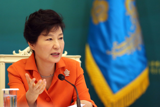 President Park Geun-hye speaks during a meeting with members of the National Economic Advisory Council at Cheong Wa Dae on Tuesday.  (Yonhap)