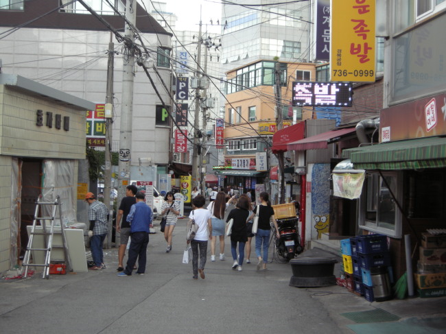 세종마을음식문화거리가 직장인과 경복궁 일대의 관광객이 몰려들면서 서울 도심의 새로운 명소로 부상하고 있다.