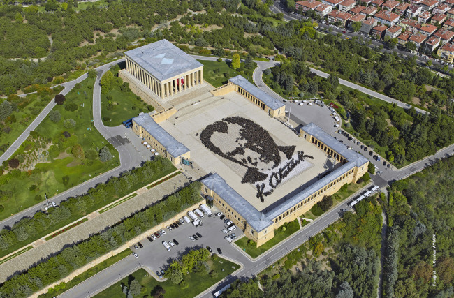 In this aerial photo made available by the Turkish Military, some 6,000 people form a large portrait of Mustafa Kemal Ataturk, the founder of modern Turkey, at his mausoleum in Ankara, Turkey, Tuesday. Aug. 26, 1922 was the final phase of Turkey’s War of Independence, led by Ataturk.   AP-Yonhap