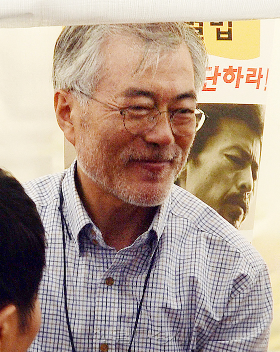 26일 서울 광화문광장에서 세월호 특별법 제정을 촉구 단식 농성 중인 문재인 새정치민주연합 의원이 응원하러 온 시민들과 악수를 하고 있다.박현구 기자phko@heraldcorp.com
26일 서울 광화문광장에서 세월호 특별법 제정을 촉구 단식 농성 중인 문재인 새정치민주연합 의원이 응원하러 온 시민들과 악수를 하고 있다.박현구 기자phko@heraldcorp.com