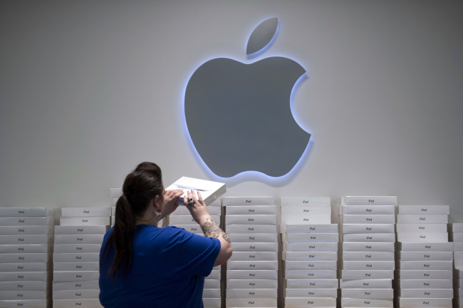 An Apple employee stacks boxes of iPads in San Francisco.   Bloomberg