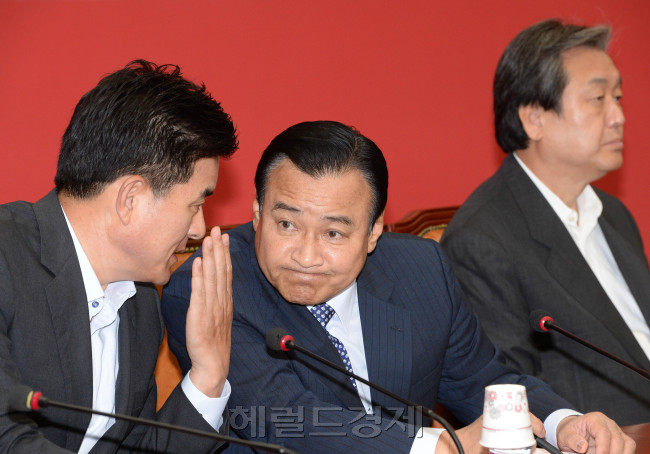 이완구 새누리당대표가 27일 오전 국회에서 열린 최고중진연석회의에서 심각한 표정으로 김태호최고위원과 이야기를  하고 있다.이길동기자.gdlee@heraldcorp.com
이완구 새누리당대표가 27일 오전 국회에서 열린 최고중진연석회의에서 심각한 표정으로 김태호최고위원과 이야기를  하고 있다.이길동기자.gdlee@heraldcorp.com