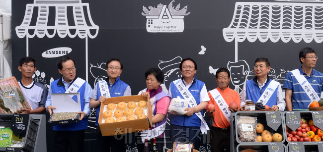 27일 오전 서울 삼성서초사옥 딜라이트 광장에서 열리는 '추석맞이 직거래장터'에서 일일점장으로 나선 삼성 사장단들이 기념촬영을 하고 있다./ 안훈기자 rosedale@ 2014.08.27
27일 오전 서울 삼성서초사옥 딜라이트 광장에서 열리는 '추석맞이 직거래장터'에서 일일점장으로 나선 삼성 사장단들이 기념촬영을 하고 있다./ 안훈기자 rosedale@ 2014.08.27