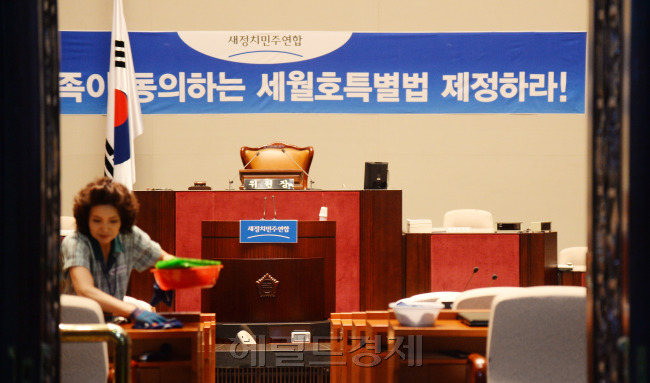 27일 오전 국회 미화원이  새정치민주연합이 철야농성 벌였던 국회 예결위원회 회의장을 청소를 하고 있다.이길동기자.gdlee@heraldcorp.com
27일 오전 국회 미화원이  새정치민주연합이 철야농성 벌였던 국회 예결위원회 회의장을 청소를 하고 있다.이길동기자.gdlee@heraldcorp.com