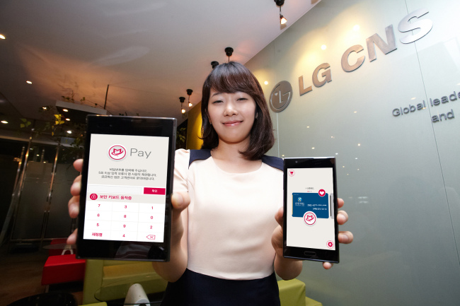 An LG CNS employee introduces the MPay mobile payment solution embedded in smartphones.   LG CNS