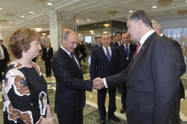 Russian President Vladimir Putin (second from left) shakes hands with Ukrainian President Petro Poroshenko (right) as EU foreign policy chief Catherine Ashton (left) and Kazakh President Nursultan Nazarbayev (center) watch prior to their talks in Minsk on Tuesday.   AP-Yonhap