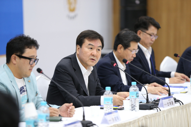 신제윤 금융위원장은 지난 27일 판교 테크노밸리와 대구 기계부품연구원을 방문해 간담회를 가졌다. 신 위원장은 “기술금융은 금융이 가야 할 길로 동참하지 않으면 금융인으로서 역사적 사명이 없다는 것”이라며 기술금융 정착을 위한 강한 의지를 표명했다.  [사진제공=금융위원회]