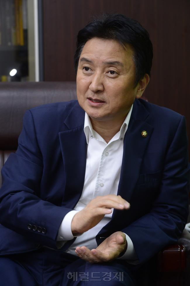 김영환 경기도 안산시 상록구 을 민주당 의원이 10일 오전 서울 여의도 국회 의원회관에서 본지와 인터뷰를 가지고 있다. 박해묵 기자/mook@heraldcorp.com
김영환 경기도 안산시 상록구 을 민주당 의원이 10일 오전 서울 여의도 국회 의원회관에서 본지와 인터뷰를 가지고 있다. 박해묵 기자/mook@heraldcorp.com
김영환 경기도 안산시 상록구 을 민주당 의원이 10일 오전 서울 여의도 국회 의원회관에서 본지와 인터뷰를 가지고 있다. 박해묵 기자/mook@heraldcorp.com