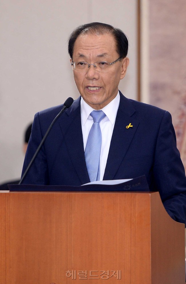 황우여 사회부총리겸 교육부장관내정자가 7일 오전 국회에서 열린 인사청문회에서 모두발언을  하고 있다.이길동기자.gdlee@heraldcorp.com
황우여 사회부총리겸 교육부장관내정자가 7일 오전 국회에서 열린 인사청문회에서 모두발언을  하고 있다.이길동기자.gdlee@heraldcorp.com
황우여 사회부총리겸 교육부장관내정자가 7일 오전 국회에서 열린 인사청문회에서 모두발언을  하고 있다.이길동기자.gdlee@heraldcorp.com