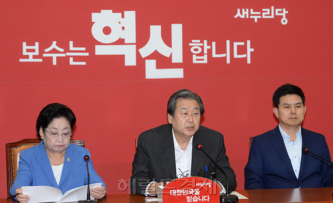 김무성 새누리당대표가 28일 오전 국회에서 열린 최고위원회의에서 모두발언을 하고 있다.이길동기자.gdlee@heraldcorp.com
김무성 새누리당대표가 28일 오전 국회에서 열린 최고위원회의에서 모두발언을 하고 있다.이길동기자.gdlee@heraldcorp.com
“세월호 진상규명·유족지원 속히 이뤄져야”
“세월호 진상규명·유족지원 속히 이뤄져야”