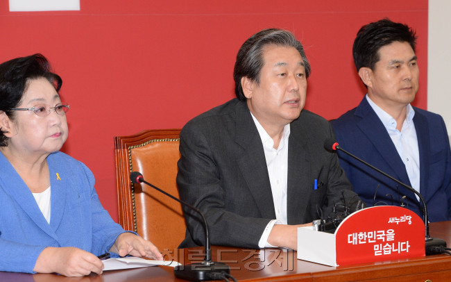 김무성 새누리당대표가 28일 오전 국회에서 열린 최고위원회의에서 모두발언을 하고 있다.이길동기자.gdlee@heraldcorp.com
김무성 새누리당대표가 28일 오전 국회에서 열린 최고위원회의에서 모두발언을 하고 있다.이길동기자.gdlee@heraldcorp.com