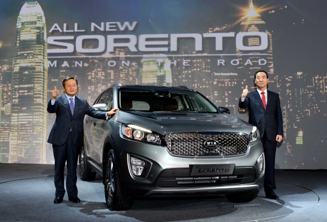 Kia Motors president Lee Sam-ung (left) and Kim Chang-sik, executive vice president of the domestic sales division, pose with the All-New Sorento at a launch event held in Seoul on Thursday.   Kia Motors