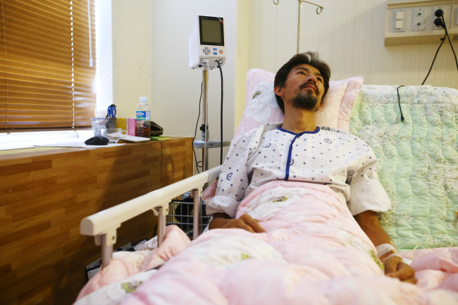 Kim Young-oh, whose daughter died on the Sewol ferry on April 16 and who recently ended his 46-day hunger strike, receives treatment at a Seoul hospital on Thursday.   Yonhap