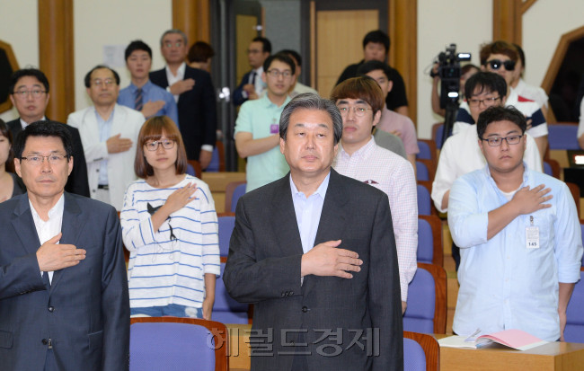 김무성새누리당 대표가 29일 오전 국회 의원회관에서 열린 여의도 연구원 주최 청년 취업 활성화 방안  정책토론회에 참석해 국민의례를 하고 있다. 이길동기자.gdlee@heraldcorp.com
김무성새누리당 대표가 29일 오전 국회 의원회관에서 열린 여의도 연구원 주최 청년 취업 활성화 방안  정책토론회에 참석해 국민의례를 하고 있다. 이길동기자.gdlee@heraldcorp.com
김무성새누리당 대표가 29일 오전 국회 의원회관에서 열린 여의도 연구원 주최 청년 취업 활성화 방안  정책토론회에 참석해 국민의례를 하고 있다. 이길동기자.gdlee@heraldcorp.com