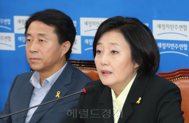 박영선 새정치민주연합 국민공감혁신위원장이 29일 오전 국회에서 열린 원내대책회의에서 모두발언을 하고 있다.이길동기자.gdlee@heraldcorp.com
박영선 새정치민주연합 국민공감혁신위원장이 29일 오전 국회에서 열린 원내대책회의에서 모두발언을 하고 있다.이길동기자.gdlee@heraldcorp.com