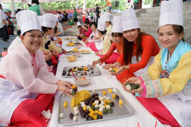 29일 오전 서울 송파구 서울놀이마당에서 결혼이주여성과 서울시 새마을부녀회원이 "한가위 다문화 어울림 한마당"을 열고 송편빚기와<br /> 퓨전요리 경진대회,떡뫼치기,비빔밥 만들기 등 다채로운 행사를 갖고 있다.<br />박현구 기자phko@heraldcorp.com/2014.08.29