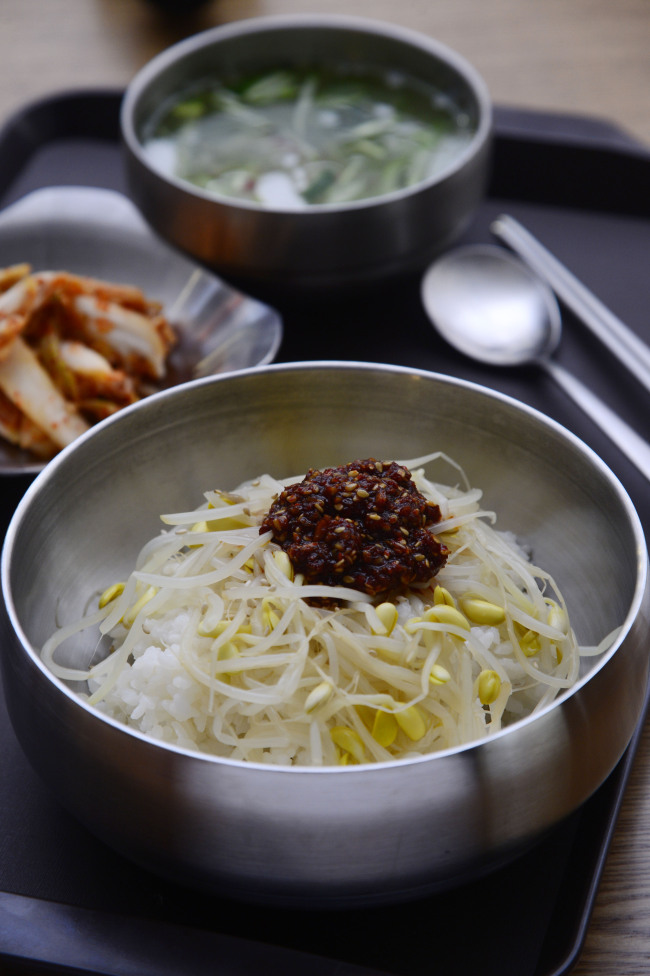 Uigitu Haap’s kongnamul bibimbap — a medley of crunchy, blanched bean sprouts, glistening white rice and a nutty-sweet-salty sauce — comes with a piquant cabbage slaw and a cool cucumber soup. (Park Hae-mook/The Korea Herald)
