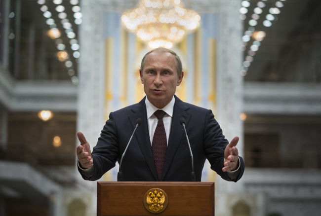Russian President Vladimir Putin gestures as he speaks to the media after his talks with Ukrainian President Petro Poroshenko in Minsk, Belarus, Wednesday.   AP-Yonhap