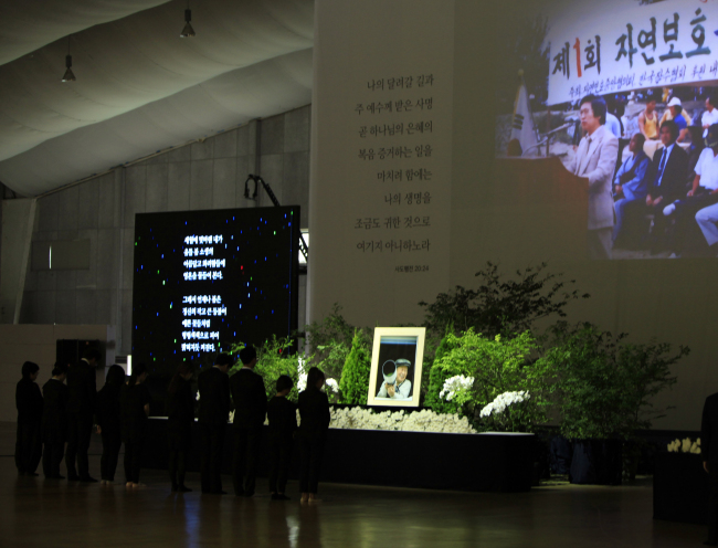 People pay their respects to the deceased Yoo Byung-eun on the first day of his funeral at Geumsuwon in Anseong, Gyeonggi Province, Saturday.   Salvation Sect