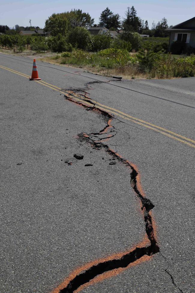 A cracked section of roadway is shown in the Carneros district following an earthquake in Napa, California, Aug. 24. (AP-Yonhap)