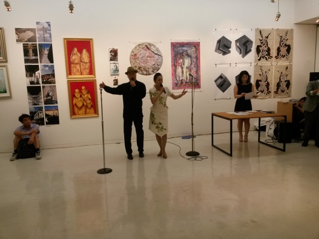 Singers perform a duet during the opening reception of the 22nd Seoul International Arts Festival at Chosun Ilbo Art Museum in Seoul on Wednesday. (Philip Iglauer/The Korea Herald)