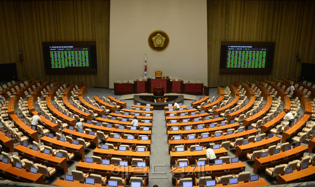 1일 오전 제329회 정기국회 개회식을 앞두고 국회사무처 직원들이 회의장을 점검하고 있다.이길동기자.gdlee@heraldcorp.com
1일 오전 제329회 정기국회 개회식을 앞두고 국회사무처 직원들이 회의장을 점검하고 있다.이길동기자.gdlee@heraldcorp.com