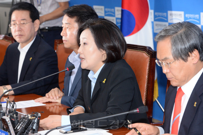 박영선 새정치민주연합 국민공감혁신위원장이  1일 오전 국회에서 열린 원내대책회의에서 모두발언을 하고 있다.이길동기자.gdlee@heraldcorp.com
박영선 새정치민주연합 국민공감혁신위원장이  1일 오전 국회에서 열린 원내대책회의에서 모두발언을 하고 있다.이길동기자.gdlee@heraldcorp.com