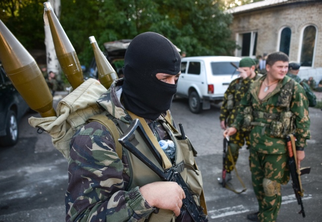 Pro-Russian rebels prepare arms for the the assault on the positions of Ukrainian army in Donetsk airport, eastern Ukraine, Sunday.   AP-Yonhap