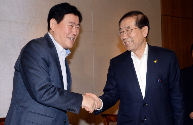 Strategy and Finance Minister Choi Kyung-hwan (left) meets Seoul City Mayor Park Won-soon to discuss solutions for diverse economic issues at the Korea Press Center in Seoul on Monday. (Related story on Page 9)   Park Hyun-koo/The Korea Herald
