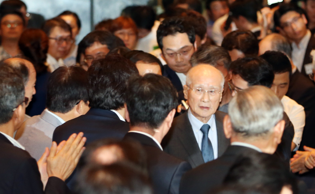 Kim Woo-choong, the former chairman of now-defunct Daewoo Group, enters the venue of a special forum organized by the Daewoo SKY Institute, a nonprofit organization studying Daewoo’s global management, last Tuesday in Yeouido, Seoul. The forum was organized to commemorate a book on the dissolution of Daewoo from Kim’s point of view.   Yonhap