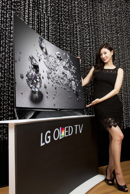 LG전자가 오는 5일 개막하는 유럽 최대 가전박람회 ‘IFA 2014’에서 오스트리아 명품 주얼리 브랜드 ‘스와로브스키’의 크리스탈 디자인을 적용한 ‘올레드 TV(모델명 55EA975)’를 선보인다. ‘빛의 만남’이라는 콘셉트의 이 모델은 최신 스마트폰보다도 얇은 4㎜대의 초박형 두께에 투명 스탠드를 적용했다. 또 스탠드 좌우에 세 가지 다른 크기의 크리스탈 460개를 수작업으로 장식했다. [사진제공=LG전자]