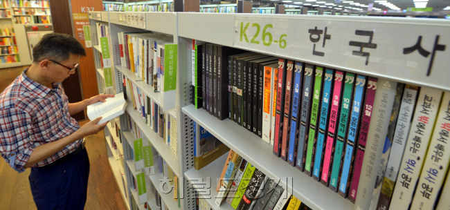 2017학년도 수능서 한국사 필수과목으로 선정된 가운데 2일 오전 한 학부모가 서울 광화문 교보문고에서 한국사 책을 고르고 있다.<br />김명섭 기자 msiron@heraldcorp.com
2017학년도 수능서 한국사 필수과목으로 선정된 가운데 2일 오전 한 학부모가 서울 광화문 교보문고에서 한국사 책을 고르고 있다.
김명섭 기자 msiron@heraldcorp.com
2017학년도 수능서 한국사 필수과목으로 선정된 가운데 2일 오전 한 학부모가 서울 광화문 교보문고에서 한국사 책을 고르고 있다.
김명섭 기자 msiron@heraldcorp.com