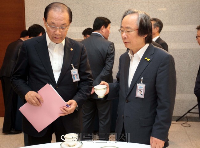세월호 참사 후 진도 팽목항을 지켰던 이주영 해양수산부 장관이 2일 박근혜 대통령이 주재하는 국무회의에 참석에 앞서 이야기를 나누고 있다.<br />2014.9.2.<청와대사진기자단/매경=김재훈기자>
세월호 참사 후 진도 팽목항을 지켰던 이주영 해양수산부 장관이 2일 박근혜 대통령이 주재하는 국무회의에 참석에 앞서 이야기를 나누고 있다.
2014.9.2.<청와대사진기자단/매경=김재훈기자>
