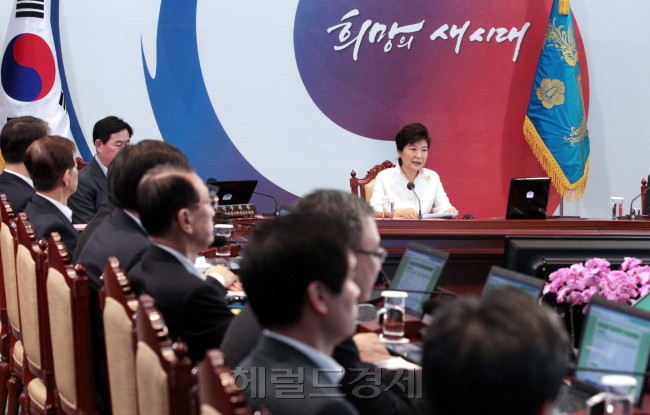 2일 청와대에서 세종시와 화상 회의로 진행된 국무회의에서 박근혜 대통령이 인사말을 하고 있다.<br />2014.9.2.<청와대사진기자단/매경=김재훈기자>
2일 청와대에서 세종시와 화상 회의로 진행된 국무회의에서 박근혜 대통령이 인사말을 하고 있다.
2014.9.2.<청와대사진기자단/매경=김재훈기자>