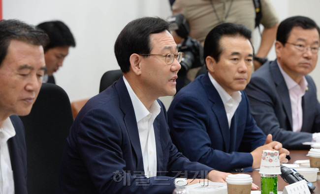 주호영 정책위의장이 2일 오전 국회에서 열린  ‘2015년도 예산안’ 당정협의에 참석 모두발언을 하고 있다.이길동기자,gdlee@heraldcorp.com
주호영 정책위의장이 2일 오전 국회에서 열린  ‘2015년도 예산안’ 당정협의에 참석 모두발언을 하고 있다.이길동기자,gdlee@heraldcorp.com