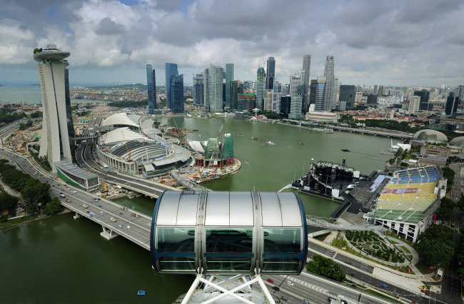 Las Vegas Sands Corp.’s Marina Bay Sands (left) in Singapore.    Bloomberg
