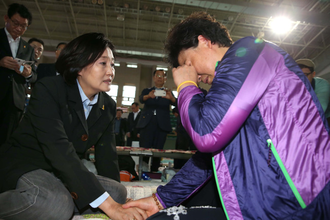 New Politics Alliance for Democracy leader Rep. Park Young-sun (left) talks with a relative of a passenger who is still missing from the April 16 ferry disaster in Jindo, South Jeolla Province, Tuesday.   Yonhap