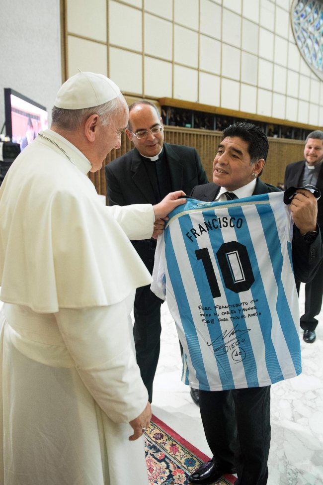 Pope Francis (left) receives a jersey of the Argentinan National soccer team from former player Diego Maradona at the Vatican, Monday, ahead of the Interreligious Match for Peace at the Olympic Stadium in Rome.   EPA-Yonhap