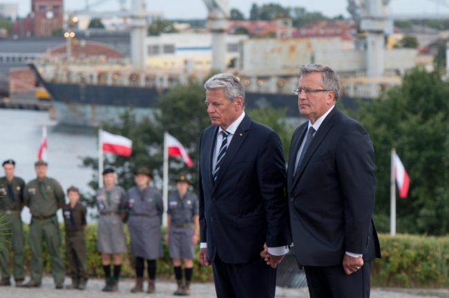 German President Joachim Gauck (second from right) and Polish President Bronislaw Komorowski attend the commemoration of the start of World War II at Westerplatte in Gdansk, Poland, Monday.   EPA-Yonhap