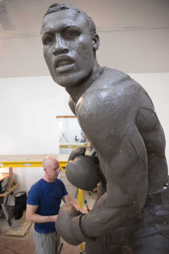 Artist Stephen Layne works on a sculpture of boxing heavyweight champion Joe Frazier in Philadelphia.   AP-Yonhap