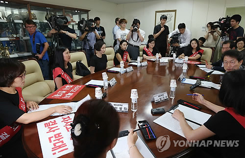 A group of student parents meets Seoul education chief Cho Hi-yeon to express their opposition to a move to cancel the status of autonomous private high schools in July.   (Yonhap)