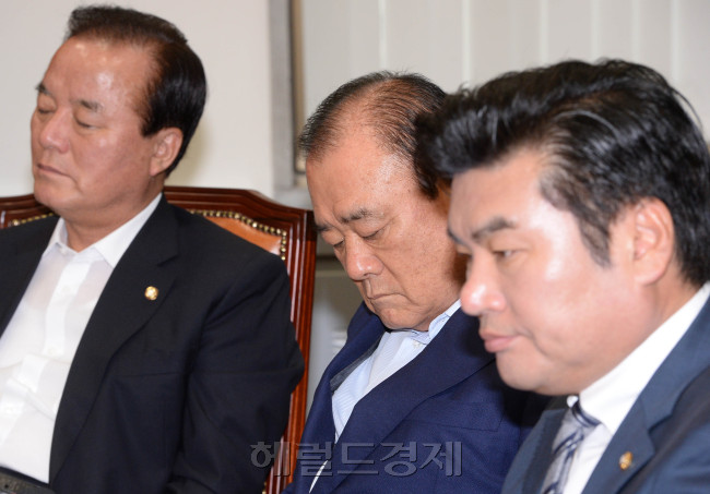 체포동의안 처리를 앞두고 있는  송광호의원이 3일 오전 국회에서 열린 최고중진연석회의에 참석해 심각한 표정으로 최고 중진위원들의 발언을 듣고 있다.이길동기자.gdlee@heraldcorp.com
체포동의안 처리를 앞두고 있는  송광호의원이 3일 오전 국회에서 열린 최고중진연석회의에 참석해 심각한 표정으로 최고 중진위원들의 발언을 듣고 있다.이길동기자.gdlee@heraldcorp.com
철도부품업체로부터 금품을 받은 혐의로 체포동의안 처리를 앞두고 있는 송광호(가운데) 의원이 3일 오전 국회에서 열린 최고중진연석회의에 참석해 심각한 표정으로 최고 중진위원들의 발언을 듣고 있다.  이길동 기자/gdlee@