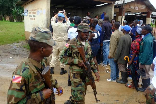 Liberian soldiers patrol Dolo’s Town, east of Monrovia, quarantined as a measure to contain the spread of Ebola on Tuesday.   AFP-Yonhap