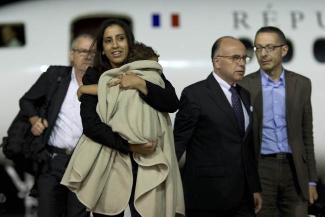 French Interior Minister Bernard Cazeneuve (second from right) welcomes Meriam Rhaiem (left) upon her arrival with her daughter in V’lizy-Villacoublay near Paris on Wednesday.   AFP-Yonhap