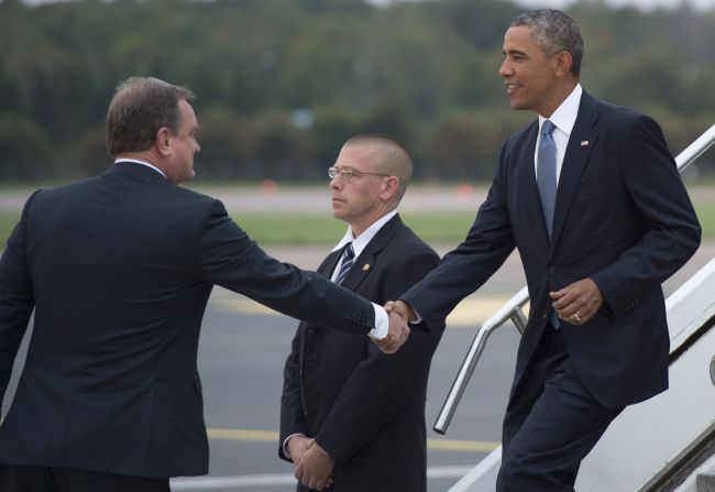 Toomas Kahur (left), chief of protocol of the Estonian Ministry of Foreign Affairs, greets U.S. President Barack Obama (right) upon his arrival at Tallinn Airport on Wednesday.   AFP-Yonhap
