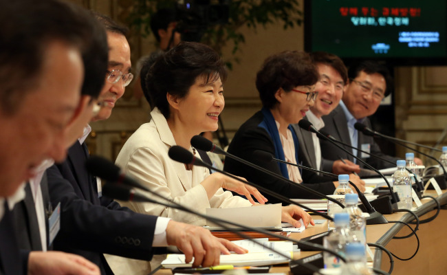 President park Geun-hye presides over a meeting for deregulation at Cheong Wa Dae on Wednesday.  (Yonhap)