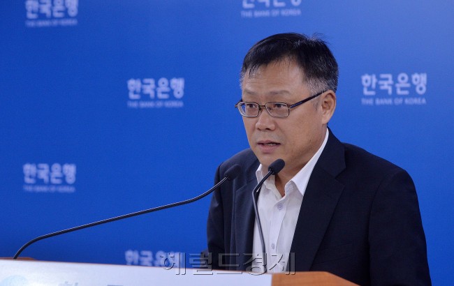 4일 오전 한국은행 본점 브리핑실에서 조용승 국민계정부장이 2014년 2/4분기 국민소득(잠정)에 대해서 기자 브리핑을 하고 있다. <br />이상섭 기자. babtong@heraldcorp.com