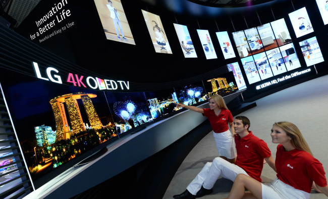 LG전자가 5일부터 10일까지 독일 베를린에서 열리는 ‘IFA 2014’ 전시회에서 울트라 올레드 TV를 전시했다. LG전자 부스에서 모델들이 ‘울트라 올레드 TV’를 체험하고 있다. 사진 좌측 상단에는 LG전자 IFA2014 슬로건인 Innovation for a Better Life가 써져있다. [사진제공=LG전자]