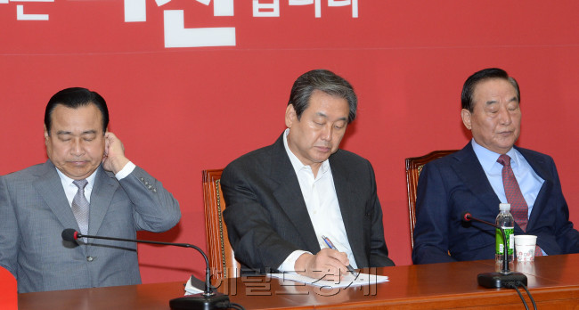 김무성 새누리당대표(가운데)와 이완구원내대표(왼쪽),서청원최고위원이 4일 오전 국회에서 열린 최고위원회의에 참석해 심각한 표정으로 최고위원및 당직자들의 발언을 듣고 있다.김대표는 이날 송광호 의원 체포동의안이 전날 국회 본회의 표결에서 부결된 것에 대해“어저께 송 의원에 대한 체포동의안이 부결됨으로써 국민적 비난이 비등하고 있는 것에 대해서 죄송하게 생각하고 그 비난을 달게 받겠다”고 말했다.이길동기자.gdlee@heraldcorp.com
김무성 새누리당대표(가운데)와 이완구원내대표(왼쪽),서청원최고위원이 4일 오전 국회에서 열린 최고위원회의에 참석해 심각한 표정으로 최고위원및 당직자들의 발언을 듣고 있다.김대표는 이날 송광호 의원 체포동의안이 전날 국회 본회의 표결에서 부결된 것에 대해“어저께 송 의원에 대한 체포동의안이 부결됨으로써 국민적 비난이 비등하고 있는 것에 대해서 죄송하게 생각하고 그 비난을 달게 받겠다”고 말했다.이길동기자.gdlee@heraldcorp.com